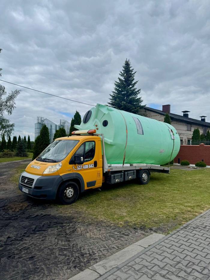 Transport zbiornika na lawecie