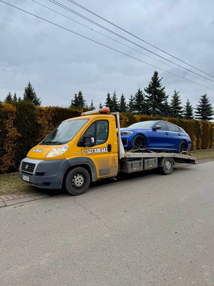 Laweta VMV Services z autem osobowym