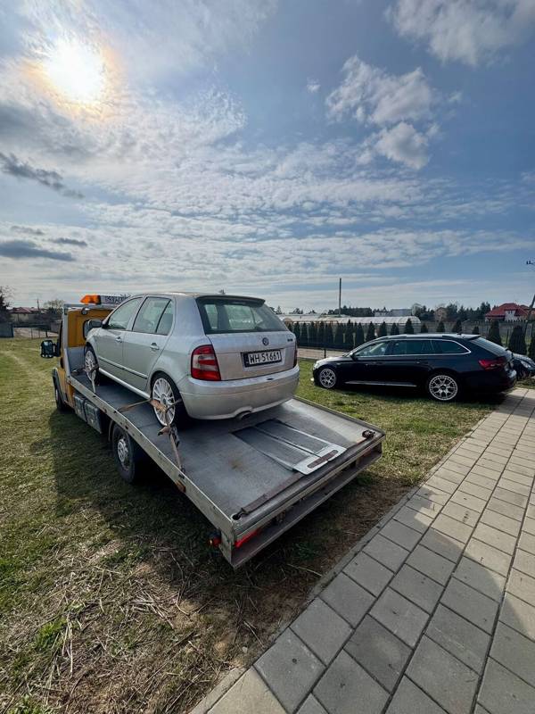 Transport z dodatkową przyczepą.